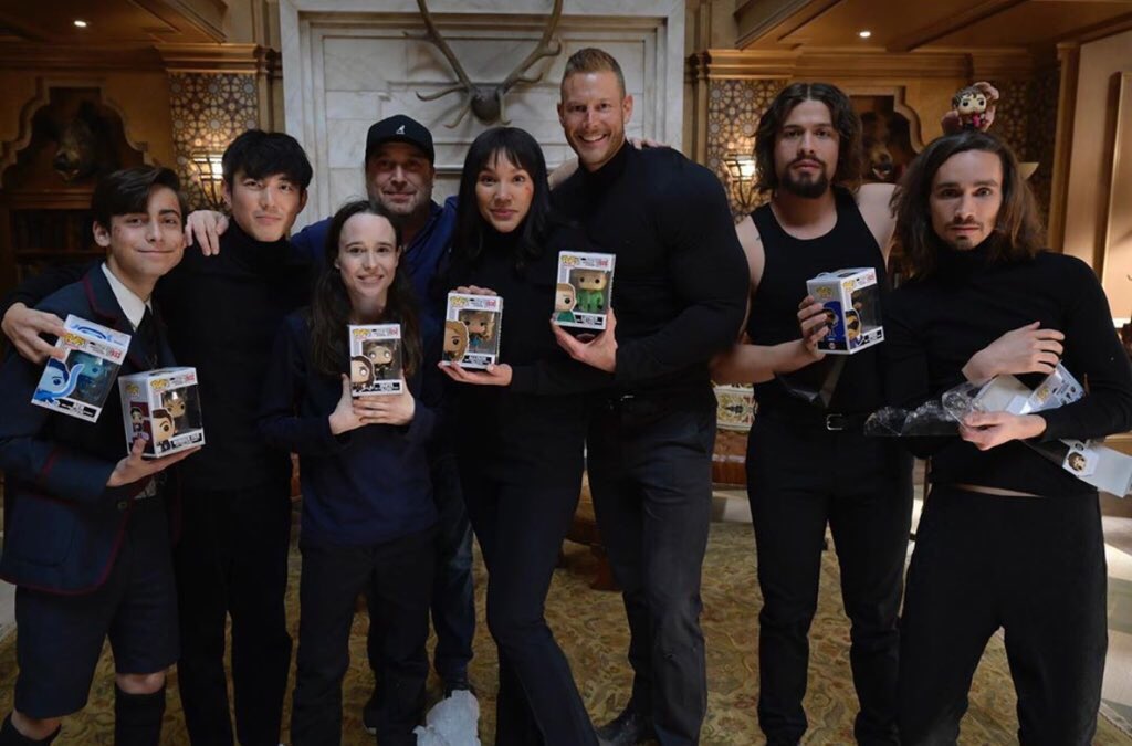 kIauslovebot's tweet photo. tl cleanse here are pictures of the cast being adorable #UmbrellaAcademy https://t.co/Jwx4n3gLax