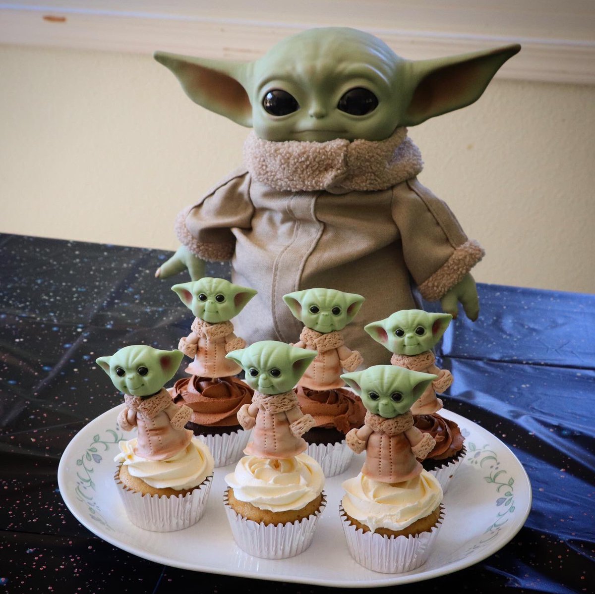 #yoda #babyyoda #mandalorian #starwars #cupcake #cupcaketopper #localbusiness #handmade #cakedecorating #cakedesign #challenge #proud #imadeit #birthdaycake #forhim #sunday There are a lot waiting to share. Each yoda has different face impression, individually made by me 💪