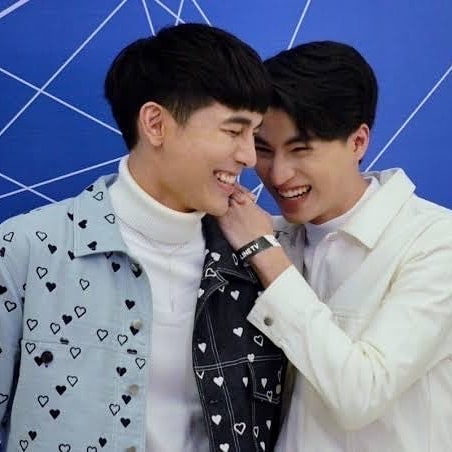 At LINE TV Awards 2019, Mew had to go with his previous cast of WTD. But he didn't want Gulf to be in such a big event alone, so he changed his clothes and went to meet him, to be with him 