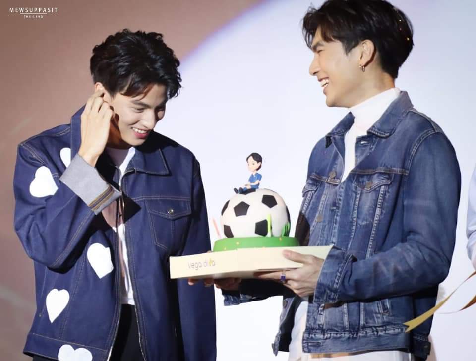 At Gulf's first solo fanmeet for his birthday, Mew surprised him. He first told him he wasn't going to be able to go, just to appear in front of him with a big smile. He knew Gulf would be beyond nervous, being his first time singing and dancing alone on a stage 