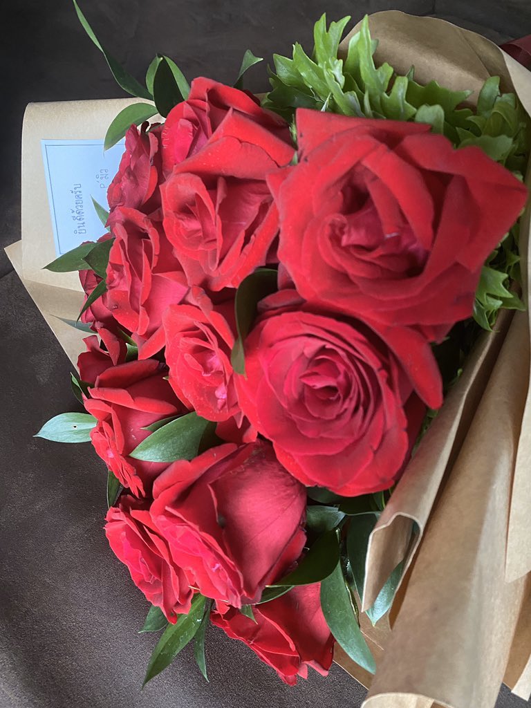 Mew sent Gulf red roses (9 he said ) to congratulate Gulf for his fashion show 