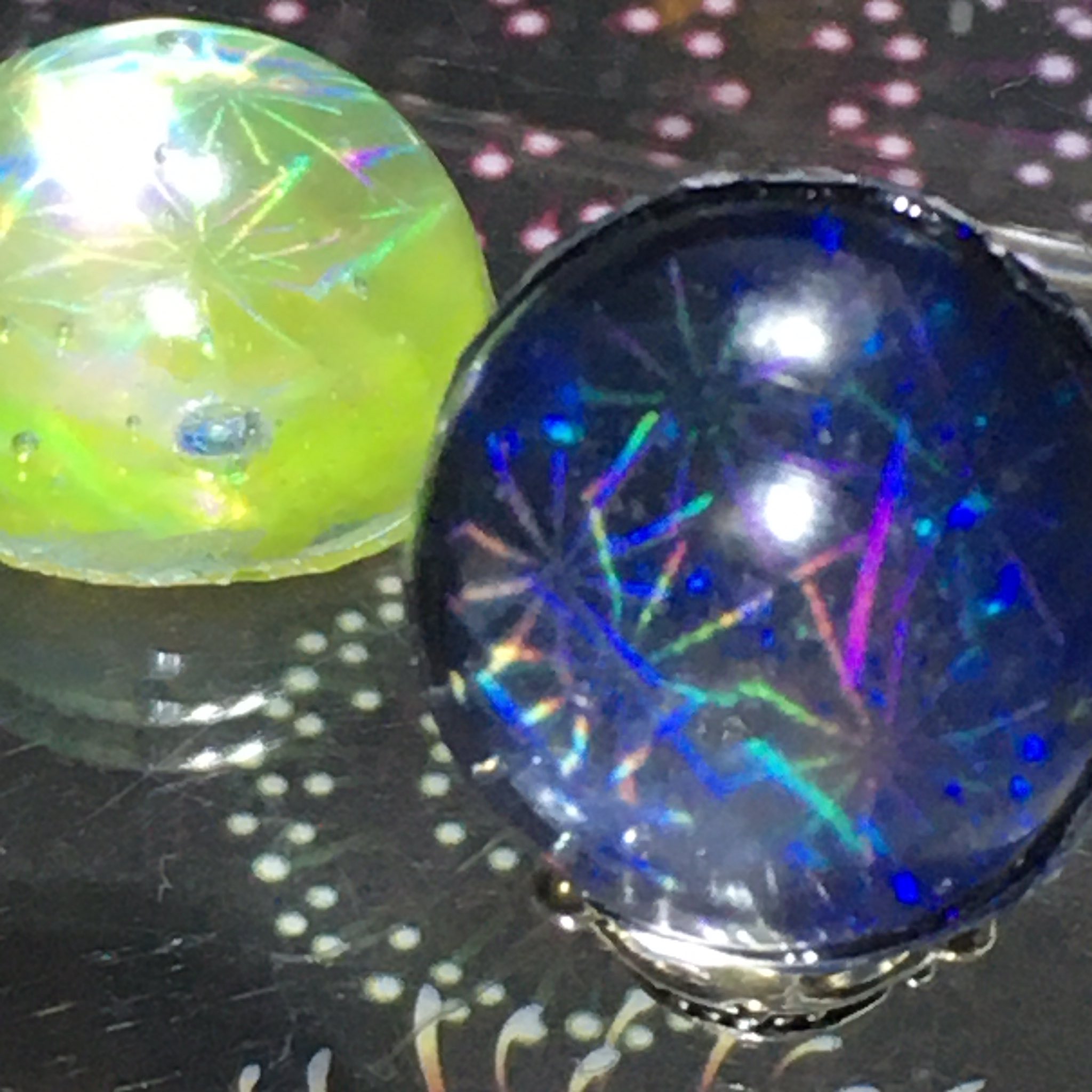 Megamama Planet Nest Megamamaレジン 夏レジン ずっと中の花火を立体にする作り方を考えてたけど 冷静に考えてめがままの技術じゃ無理だわwww てことで これ 花火でいい 試作品なのでバリ付き もうちょっと花火の配置を変えたいな