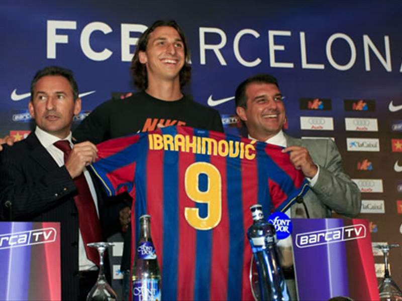 Le 27 juillet 2009, Ibra rejoint le FC Barcelone en échange de Samuel Eto’o (+46M) qui lui fait le chemin inverse et file à l’Inter..Un gros transfert qui secoue le mercato estival et dont les répercussions sportives seront folles mais l’essentiel c’est que Zlatan est au Barça.