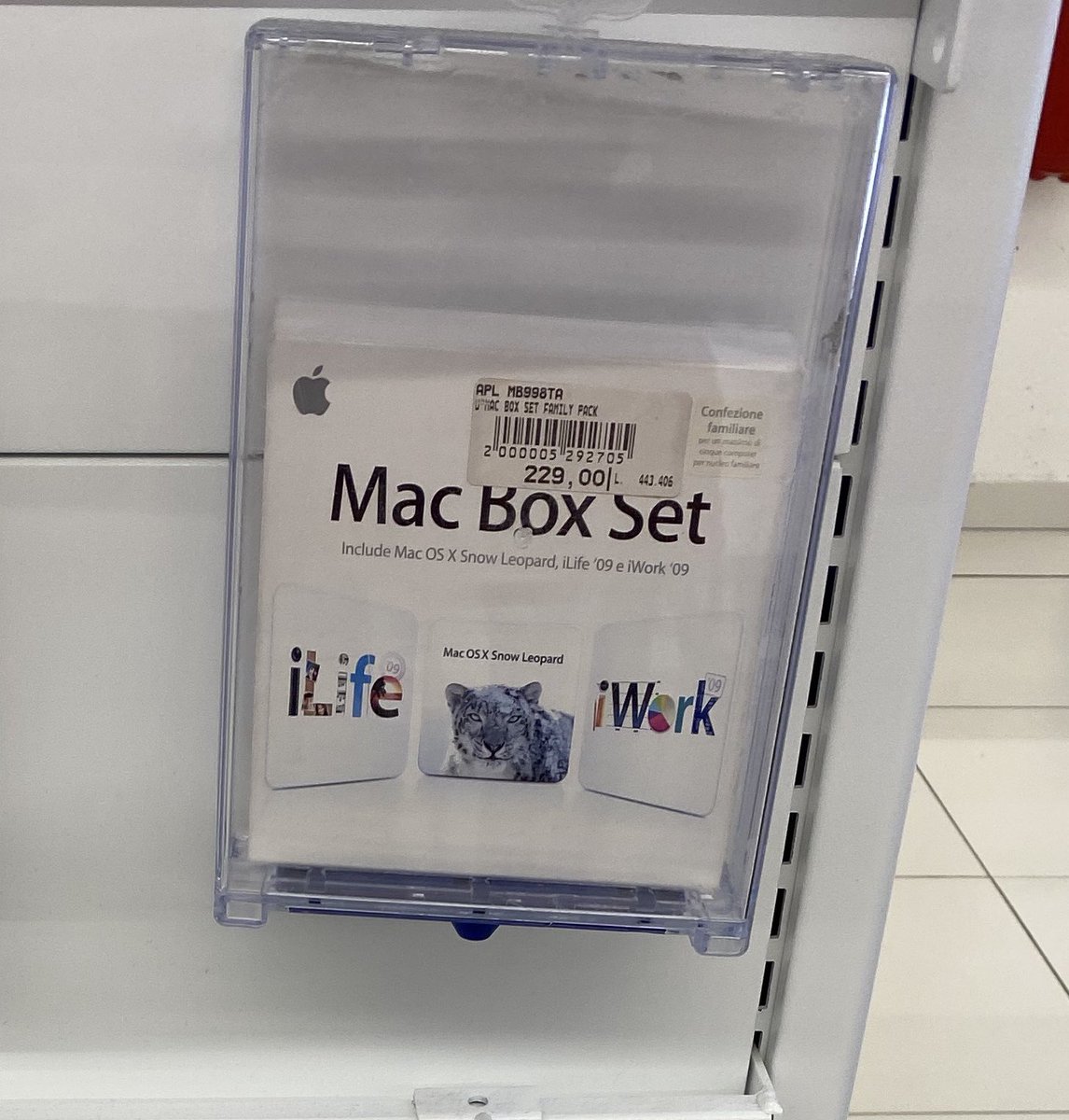 doctorappleita's tweet photo. Chissà se c’è qualcuno che ancora lo compra! 🤦🏻♂️ #iwork #ilife #osxsnowleopard #affaroni https://t.co/E5wWyy3idS