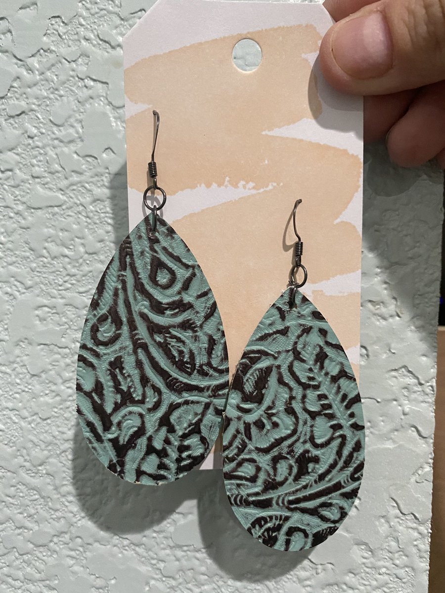 How is everyone doing today?? Y’all go to my Etsy store, you might find something that you like... if not, let me know what you’re looking for!! #thesassycraftymamaco #homemadeearrings