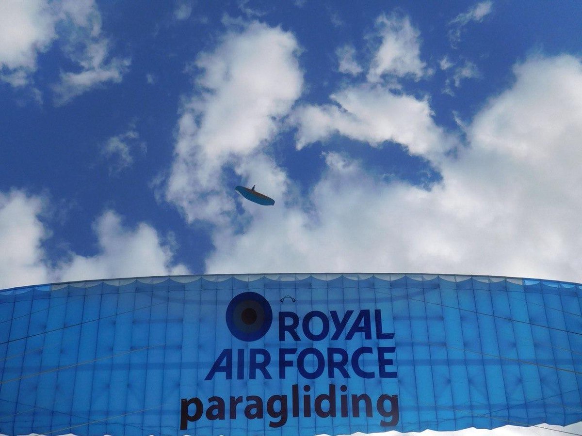 RAFHangPara's tweet photo. A beautifully framed shot taken by the passenger of the Chief Coach's @RAFHangPara tandem of our Treasurer @MattyTandy as both pilots climb out at Westbury in Wiltshire on a glorious July day, which saw perfect conditions for brushing up rusty skill sets #FlySafe https://t.co/i65z0TY6RQ