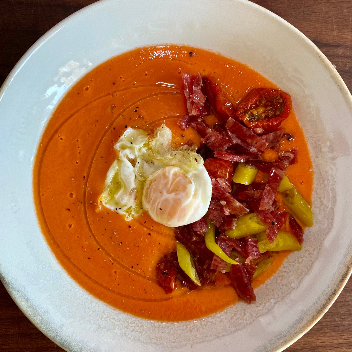 ¡Qué fresquito! Receta fácil de Salmorejo con xolís <a href="/CalTomas_carns/">Cal Tomàs</a>, tomates y piparras.
¡Solo tendrás ganas de meter la cabeza!
Link videoreceta: youtu.be/LN2gEh88voc 
#ColmadoandFriends #CalTomas #RecetasFaciles