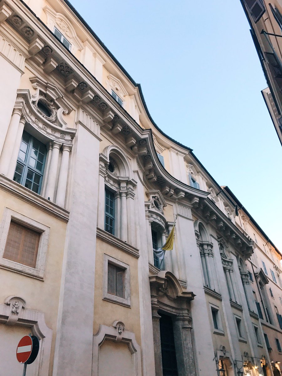 efemarq's tweet photo. L'episodi més grotesc de la seva guerra particular fou quan #Borromini féu l'ampliació del Palazzo di #Propaganda Fide el 1646. #Bernini vivia just al davant del palau, així que Borromini féu esculpir provisionalment unes #orelles de burro a la façana, mentre era en construcció. https://t.co/N881u8Wqu2