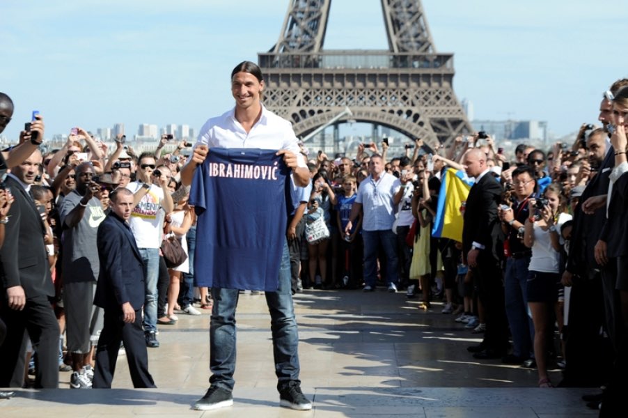 Le 18 juillet 2012, Zlatan s’engage pour trois ans avec le Paris Saint-Germain contre 20 millions d’euros, figure de proue du projet, Zlatan débarque à Paris en rockstar..Présentation au Trocadéro devant la Tour Eiffel, numéro 18 sur le maillot, le couvert est dressé..