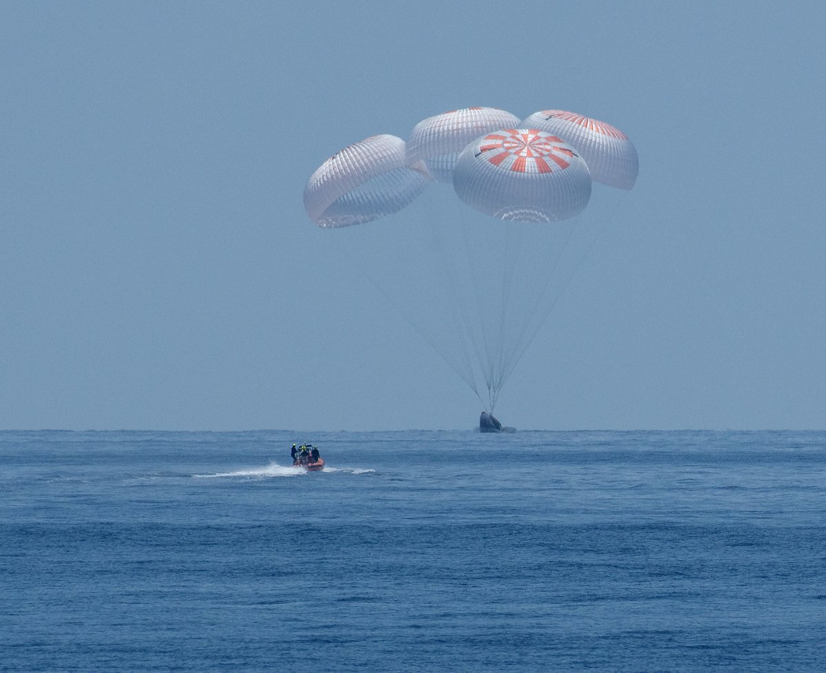 Now that they've made history, welcome @AstroBehnken & @Astro_Doug back to Earth! WHO: #LaunchAmerica experts WHAT: Welcome home ceremony WHEN: Coming up soon!⌛ WHERE: Home of the @NASA_Astronauts Corps HOW: Reporting live from Ellington Field Watch: nasa.gov/live