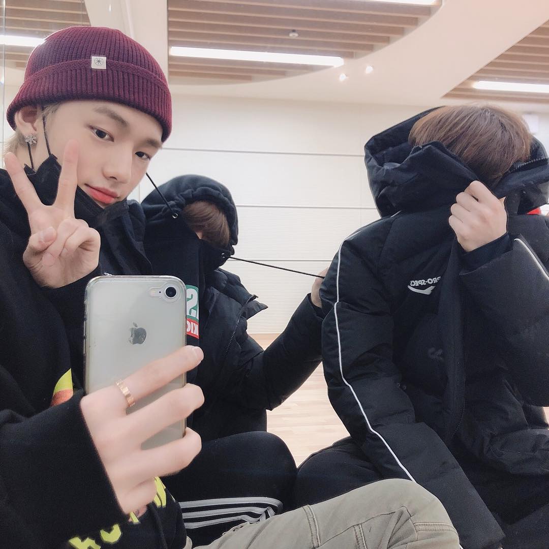 hyunjin& #39;s mirror selfies through the years; a thread
