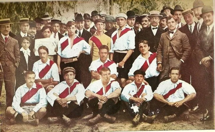 Efemérides •

Se cumplen 112 años del primer #Superclásico de la historia...

Un día como hoy pero en 1908, #Boca derrotaba a #River 2 a 1, en el estadio Dársena Sur.

En aquellos años, el conjunto #Xeneize militaba en la segunda categoría del fútbol argentino.