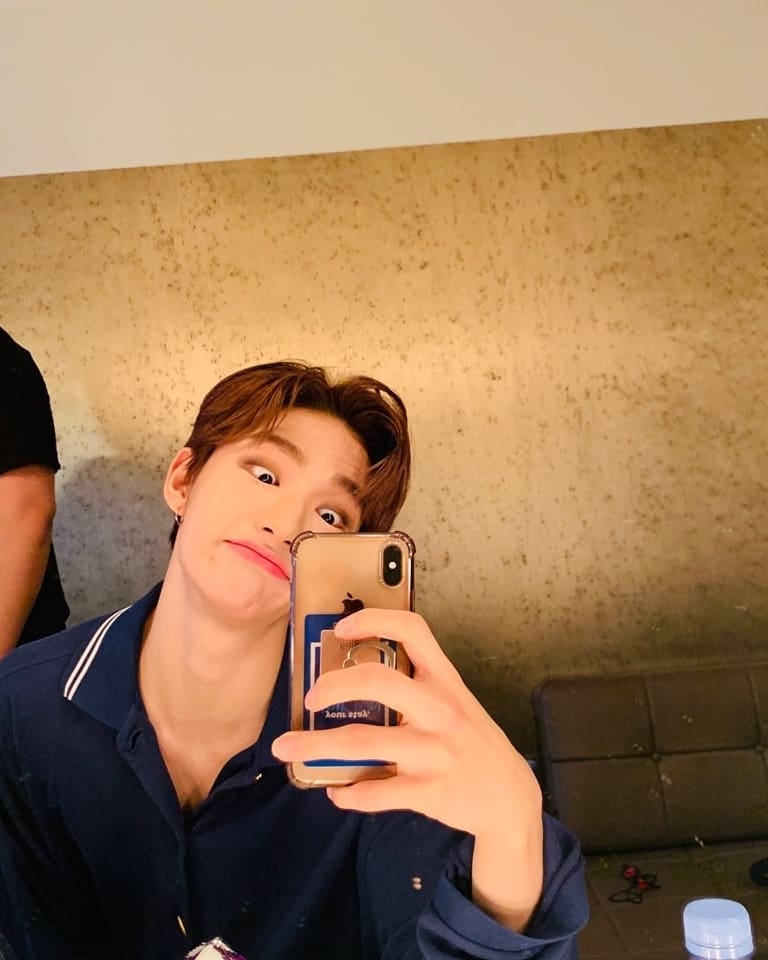 hyunjin& #39;s mirror selfies through the years; a thread