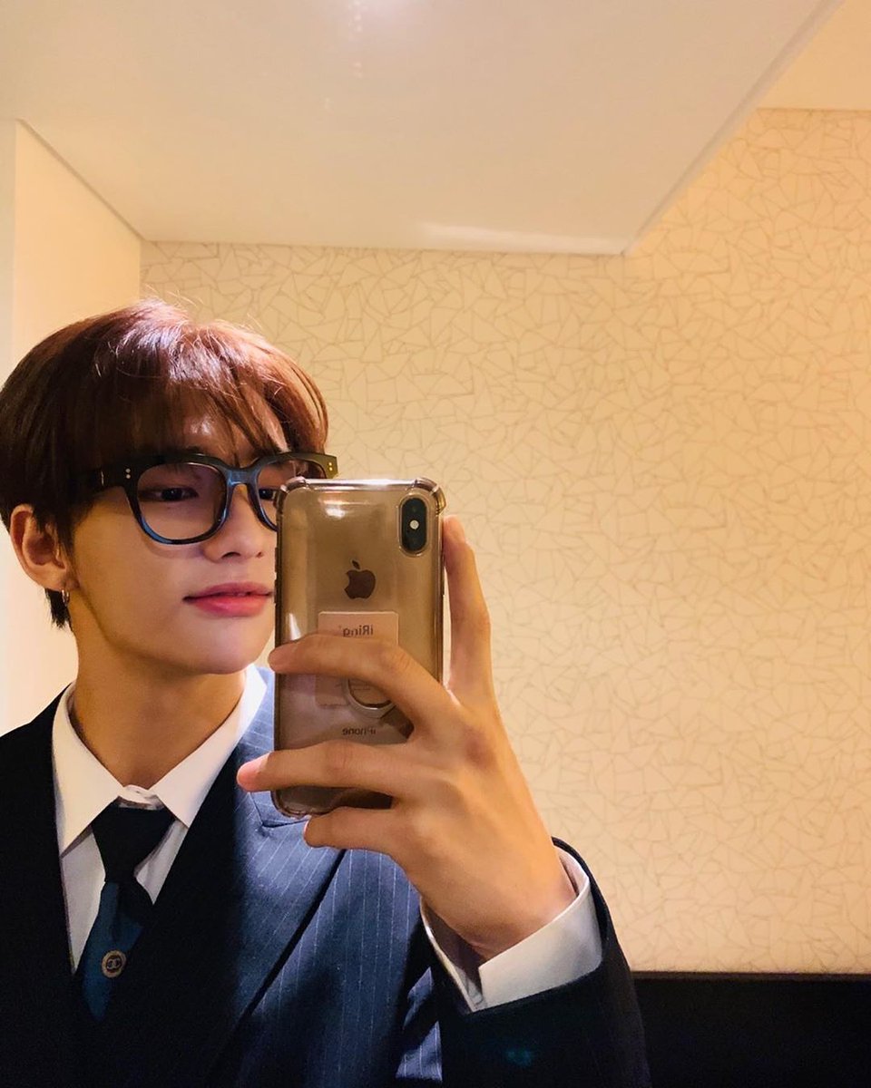 hyunjin& #39;s mirror selfies through the years; a thread
