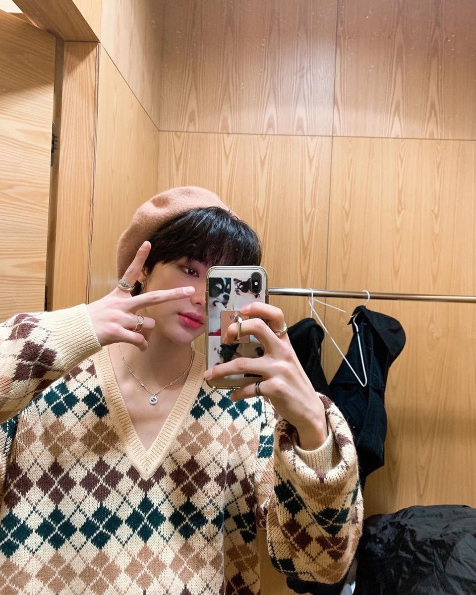 hyunjin& #39;s mirror selfies through the years; a thread