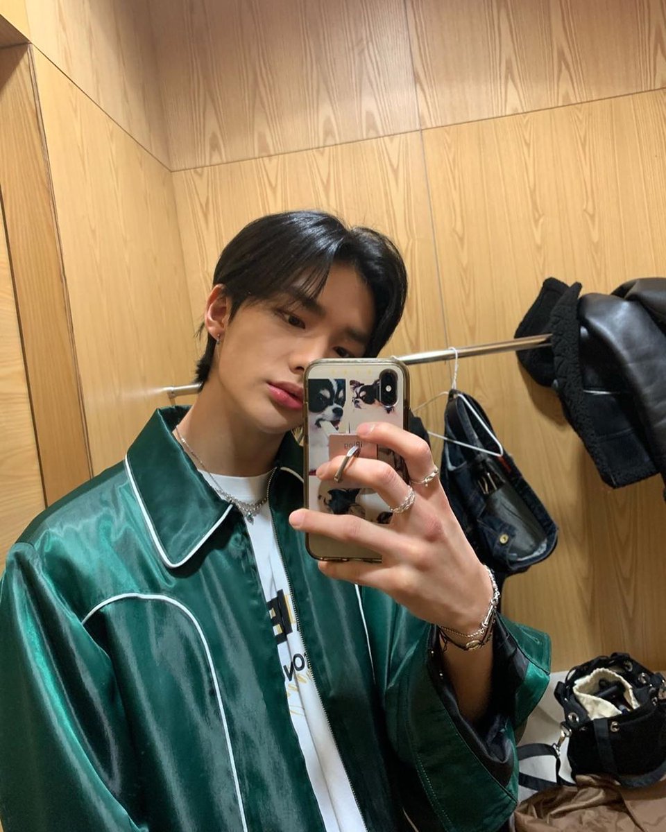 hyunjin& #39;s mirror selfies through the years; a thread