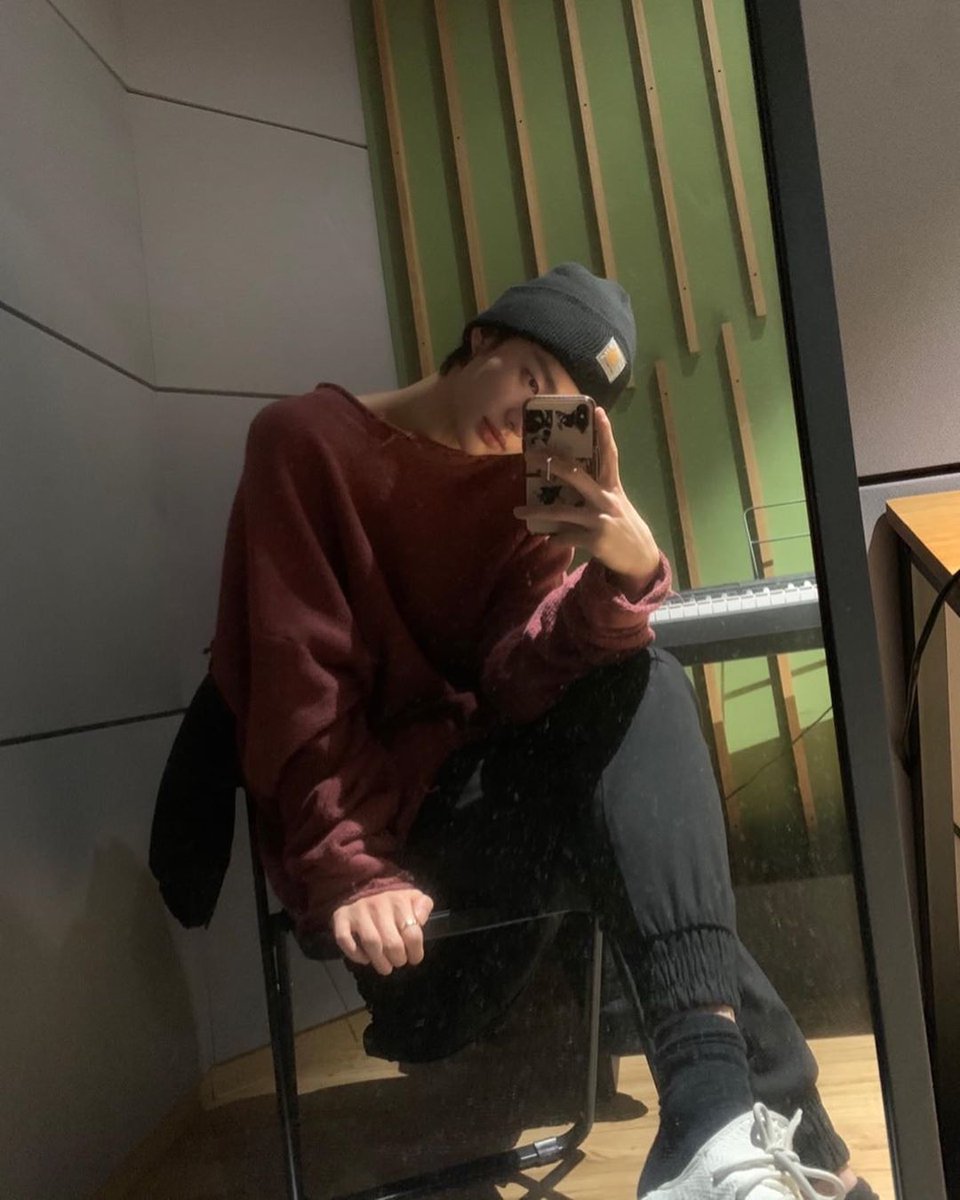 hyunjin& #39;s mirror selfies through the years; a thread