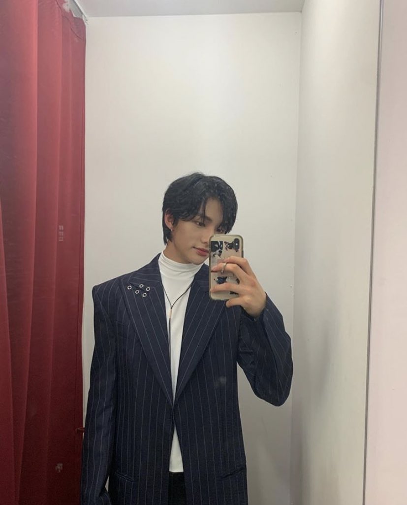 hyunjin& #39;s mirror selfies through the years; a thread