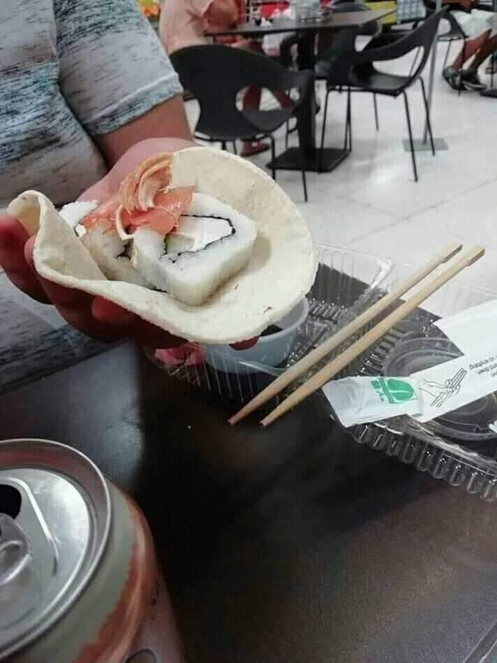 PrietaPantera's tweet photo. A mi nadie me va a decir como comer sushi https://t.co/Xj5ulYIwqu