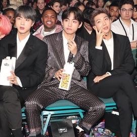 let’s end this thread with a manspread while being all pouty and making me question my sanity like ???!?! </33