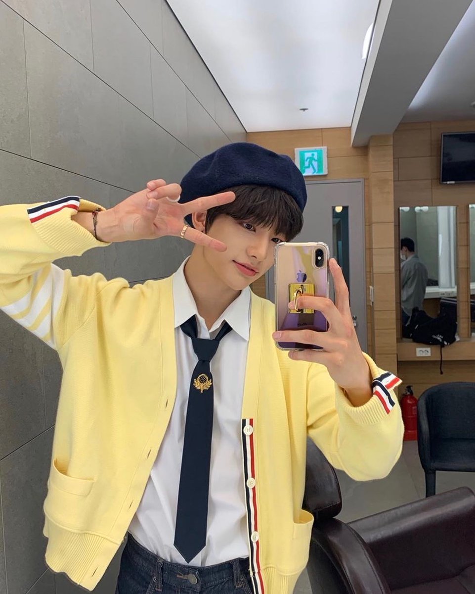 hyunjin& #39;s mirror selfies through the years; a thread