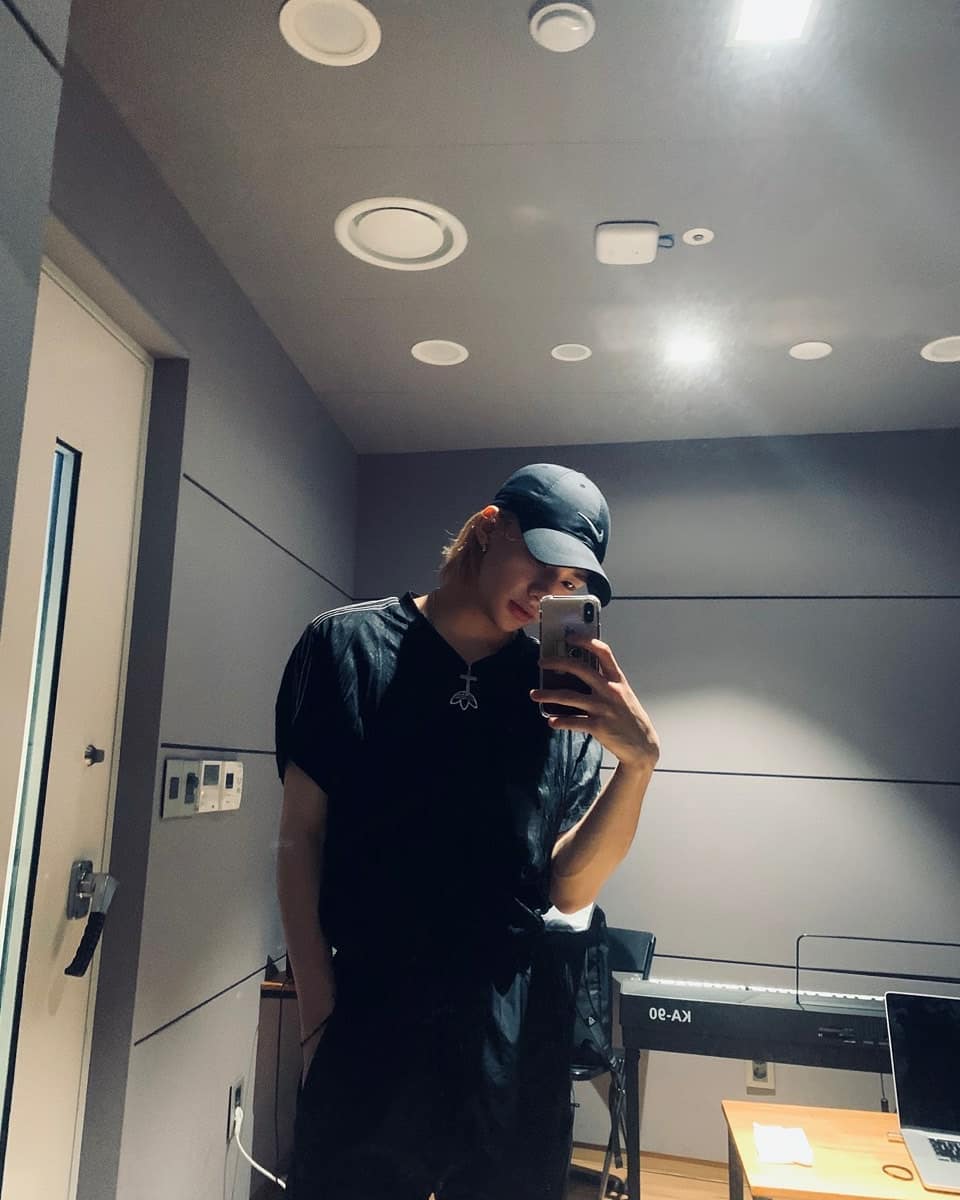 hyunjin& #39;s mirror selfies through the years; a thread