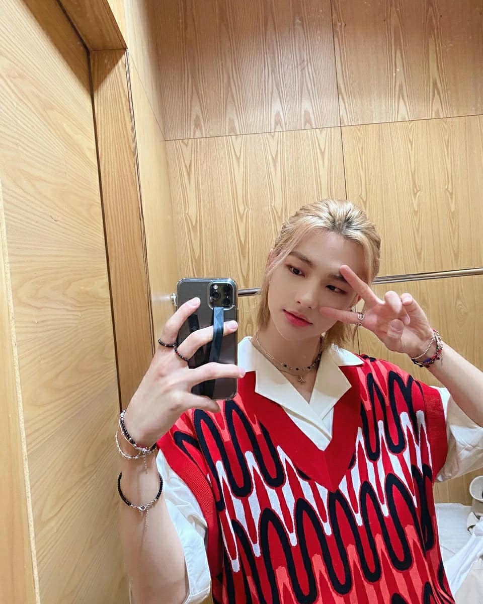 hyunjin& #39;s mirror selfies through the years; a thread