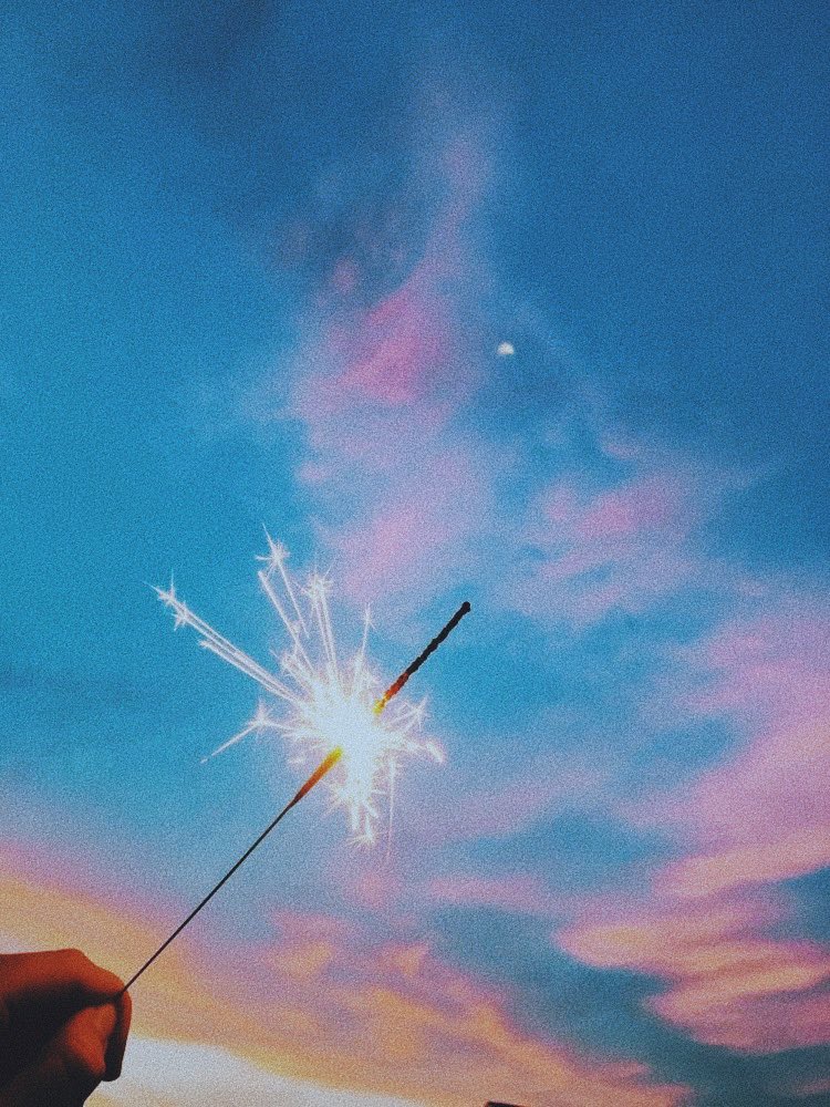 sweetIgbt's tweet photo. AU LARRY
H nunca ha sido el tipo de chico al que le pasan cosas. Año tras año, sus vacaciones transcurren en una casa de playa junto a su hermana, su madre, la mejor amiga de ésta y sus dos hijos. Nadie se fija en el, y H desea que eso cambie. Pero puede que esta vez suceda. https://t.co/3I1yawUuxK