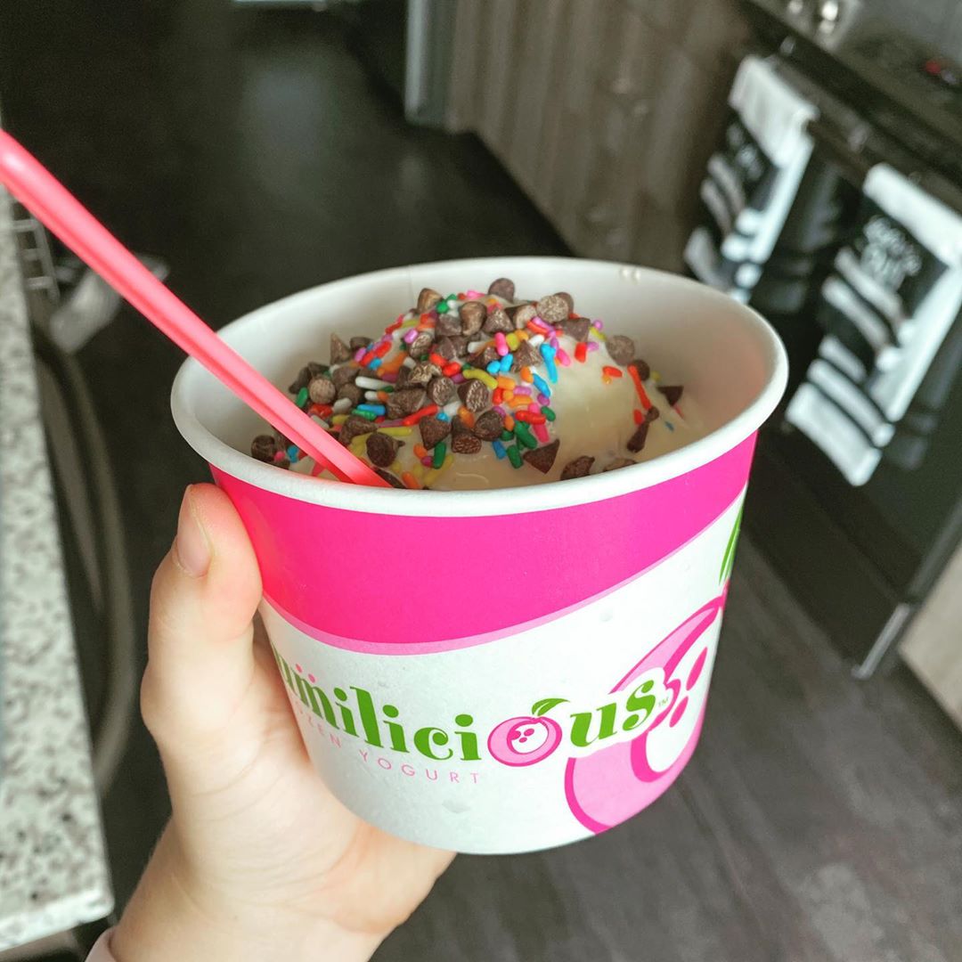 Sundae goals! 🤗🍨 Stay in them comfy Sunday jammies and get froyo delivered right to your door via @ubereats!