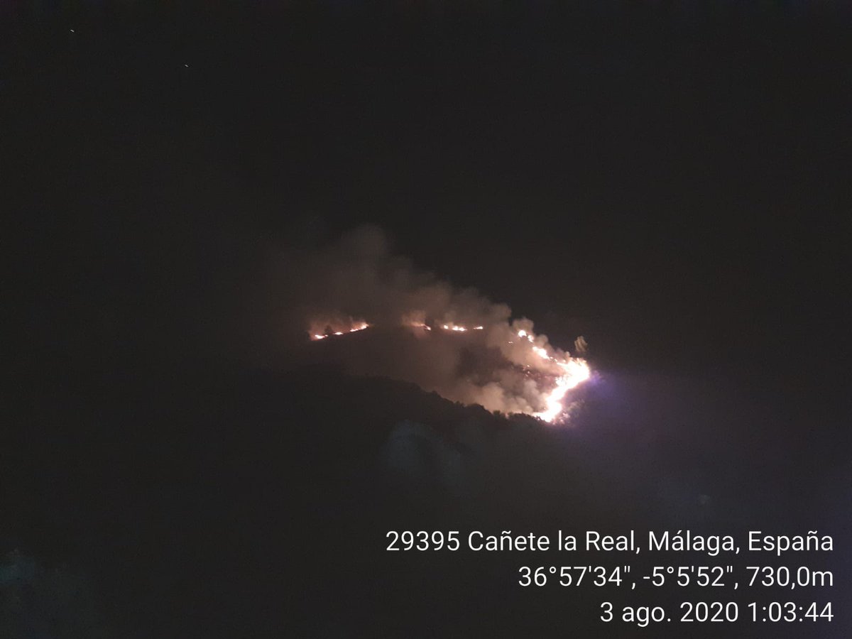 Plan_INFOCA's tweet photo. 🔴 Vista del #IFOlvera, ACTIVO, y del Puesto de Mando Avanzado desde donde se planifican las tareas de extinción. 

Noche en vela para contarte cualquier novedad. https://t.co/yPtBwQfN2X