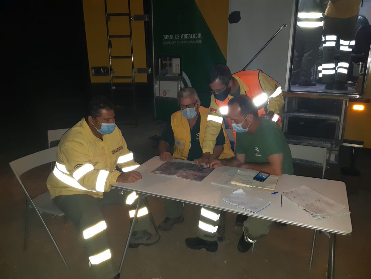 🔴 Vista del #IFOlvera, ACTIVO, y del Puesto de Mando Avanzado desde donde se planifican las tareas de extinción. 

Noche en vela para contarte cualquier novedad.