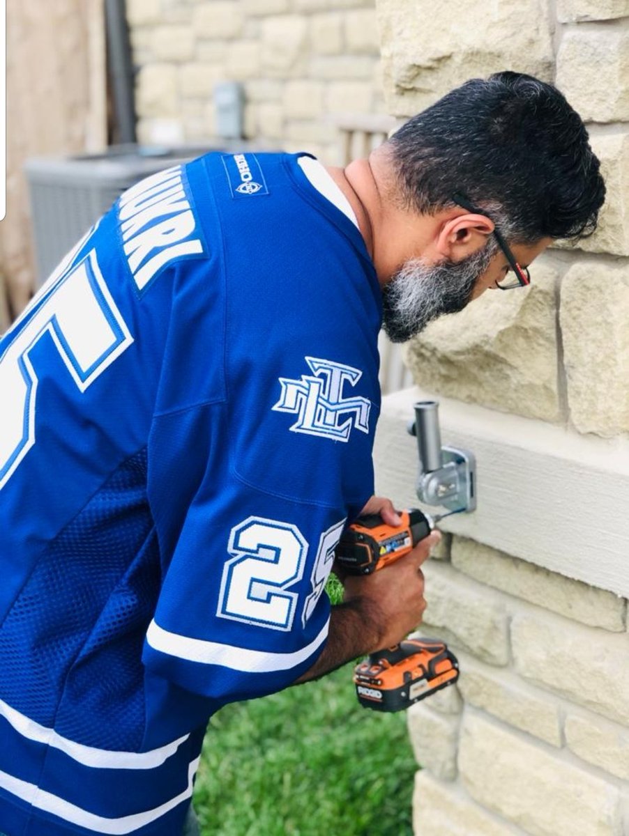Muk_TML's tweet photo. @MapleLeafs @TheFordFANatic Got the flag up! Installed it wearing the blue and white!!! Lawn sign in place!!! I'm officially ready!!!!! #JustInTime #GoLeafsGo #LeafsForever #FordHomeAdvantage @FordCanada https://t.co/gStAcdKUkn
