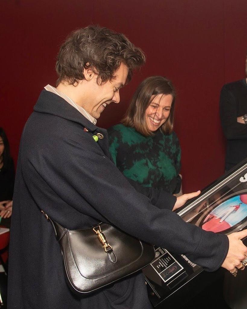 speaknow_louis's tweet image. si harry sonrió así cuándo le dieron su placa por vender +1M de unidades de fine line y cuándo le dijeron que su primer álbum fue #1 en 84 países, imaginan cómo debe estar ahora que ws está #1 y es best seller, es lo que merece