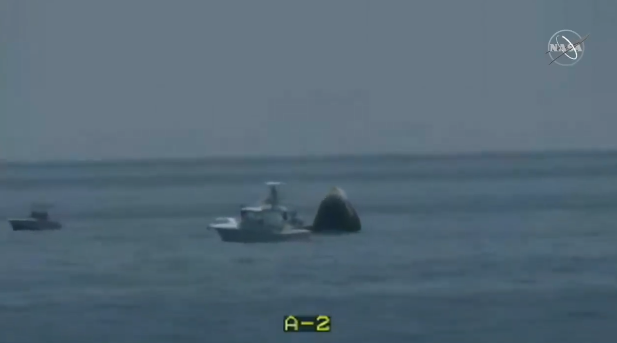 markonebravo's tweet photo. REcovery forces are at the spacecraft and securing it
#SplashDown #Demo2 #CrewDragon https://t.co/L8P76l0old