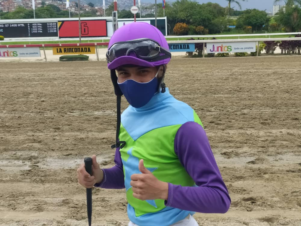OficialINH's tweet photo. #Hipismo 📸| Concluida la 7º carrera y 1era válida, en tremendo final gana la Nº 3 "Cumanacoa Star" con Kelvin Aray al mando y entrenada por Hali García.

➡️ https://t.co/bhuptuwZGB ⬅️ https://t.co/JBwfwRrsZA