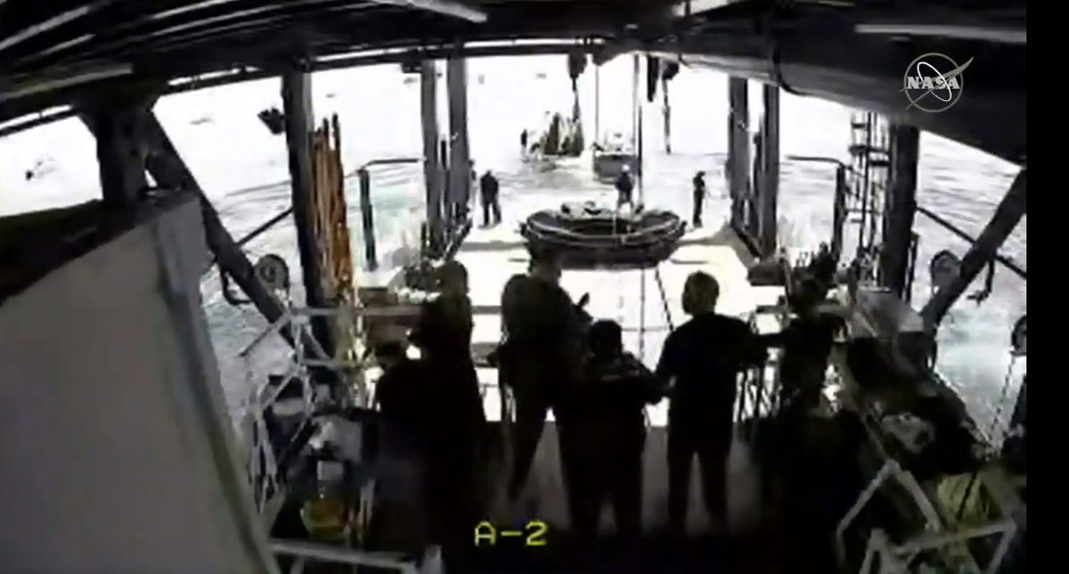 markonebravo's tweet photo. DRagon will be shortly lifted out of the water
#SplashDown #Demo2 #CrewDragon https://t.co/gulfwvAHUB