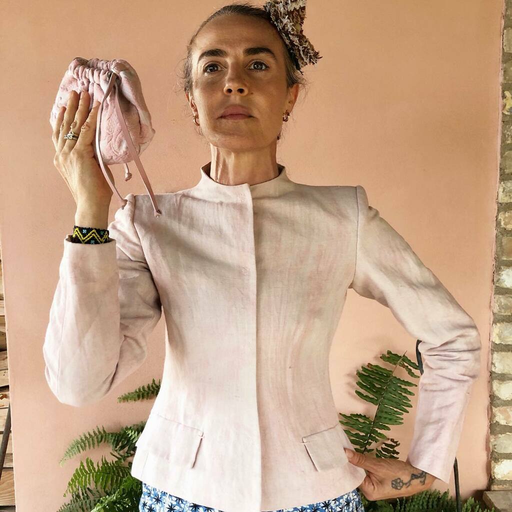 dianalequesne's tweet photo. Odore di disciplina per una giacchina così di travette fatte a mano e di cotone antico tinto con la robbia. Si chiama Carmen ed è insolente e rigorosa con una micro pochette abbinata di broccato di cotone. 

Smell of discipline for this micro jacket hand… https://t.co/HBIGPlBqoj https://t.co/ypxLL1tbmw
