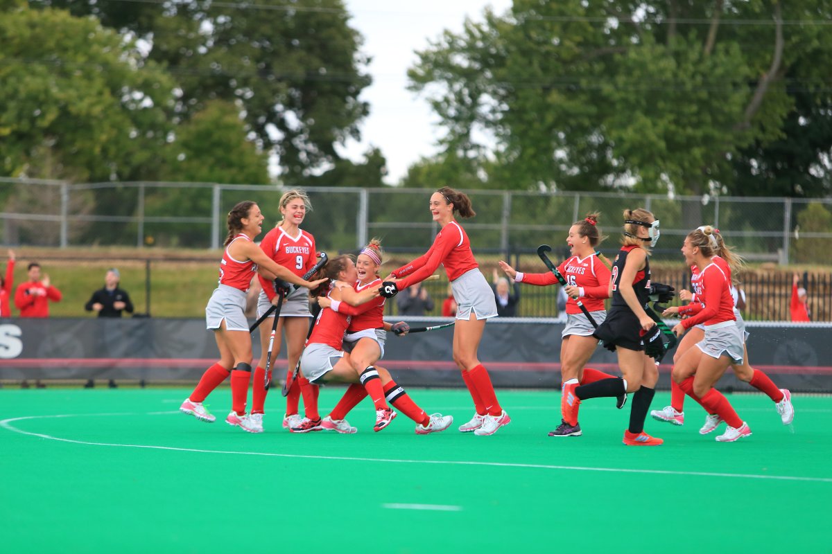 OhioStateFH's tweet photo. 𝗧𝗲𝗮𝗺𝘄𝗼𝗿𝗸 𝗠𝗮𝗸𝗲𝘀 𝘁𝗵𝗲 𝗗𝗿𝗲𝗮𝗺 𝗪𝗼𝗿𝗸

We all want more moments like these ⬇️ #TogetherAsBuckeyes, we can help get there.

Wear A Mask 😷➡️🏑
#GoBuckeyes | #IWantASeason https://t.co/biclPbn7mi