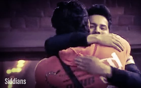 Varun x Sidharth!The friendship started as humpty x angad.& it's so nice to see the way he greets our sid.The happiness in Sid's face was clearly visible when he saw varun in bb house.(kitne dino baad apna koi dekha tha) @Varun_dvn