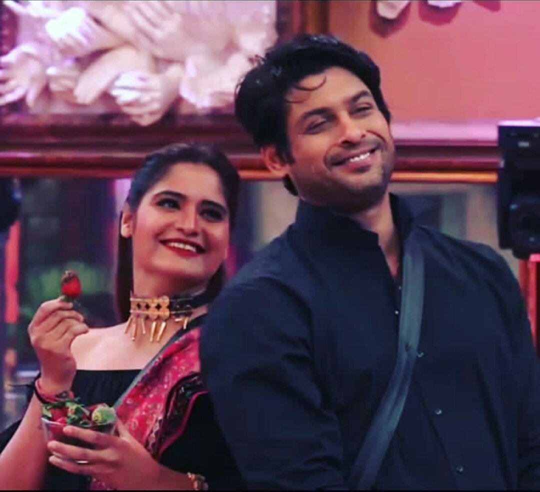 Aarti x Sidharth.We've seen sid used to share childhood memories with arti most of the time! Thanks for  #SidArti moments!A Good friend  @ArtiSingh005.Thanks Sidharth ke kaam krne k liye