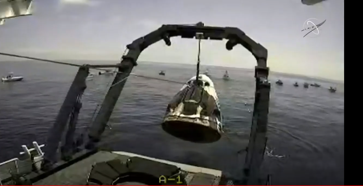 markonebravo's tweet photo. Dragon is out of the water
#SplashDown #Demo2 #CrewDragon https://t.co/OTTQuC8meX