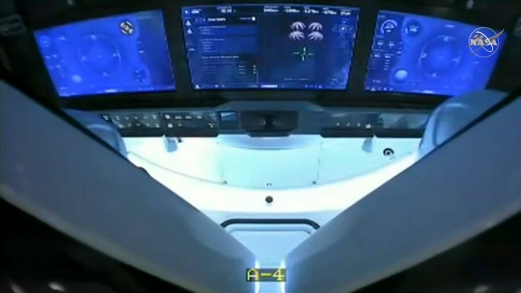 vale_cmg's tweet photo. 🌎 2 mois sur l'ISS, 2 SpaceWalk, @Astro_Doug et @AstroBehnken  installés confortablement dans la Capsule Dragon #SpaceX viennent d'effectuer un aller-retour historique vers la @Space_Station. 
« Bienvenue sur terre, et merci d’avoir volé sur SpaceX » 🚀
#SpaceXDragon #spashdown https://t.co/4tYNHD7uLq