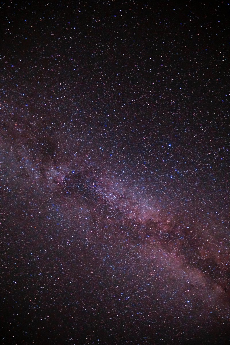 Jorgesinmas's tweet photo. Fuimos a celebrar el cumpleaños de mi mejor amiga a un pueblo perdido de Extremadura y casi me da un infarto al ver el cielo por la noche. Nunca he hecho fotografía nocturna, hice lo que supe. 

La edición lleva un plus de saturación y un poco más de negros. Es que sigo flipando. https://t.co/QV1VT48xS3