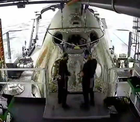 newsguyusa's tweet photo. Slight delay in opening the hatch for @AstroBehnken and @Astro_Doug to emerge due to the detection of trace amounts of dinitrogen tetroxide hypergolic fuel. #SlashDown https://t.co/P6WUDeztmf