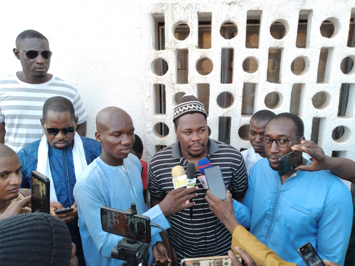 LepafMali's tweet photo. Fin de l’Assemblée Générale de la jeunesse du #M5RFP. Ils décident de reprendre la désobéissance civile en bloquant les rond-points du district de Bamako et les entrées et sorties des capitales régionales, ce lundi 03 août. https://t.co/vSZlUTNmx7