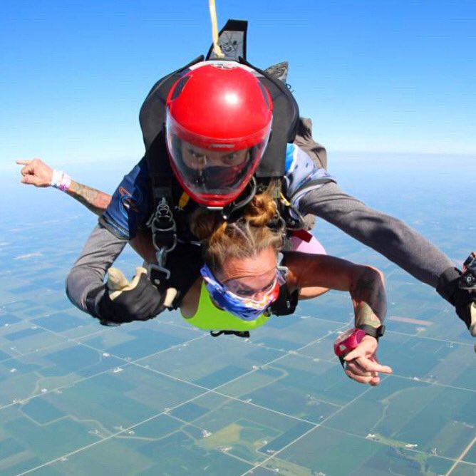 RachelButts11's tweet photo. #sober celebration of the day I promised myself 9 years ago that I’d get sober and fit. #skydiving https://t.co/BHNCIBtSAQ