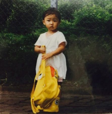 “Hwasa self-tans to look black.”Did she also self-tan as a 3-year-old? She has naturally darker skin and has faced a lot of prejudice and discrimination because of the colourist society she lives in.