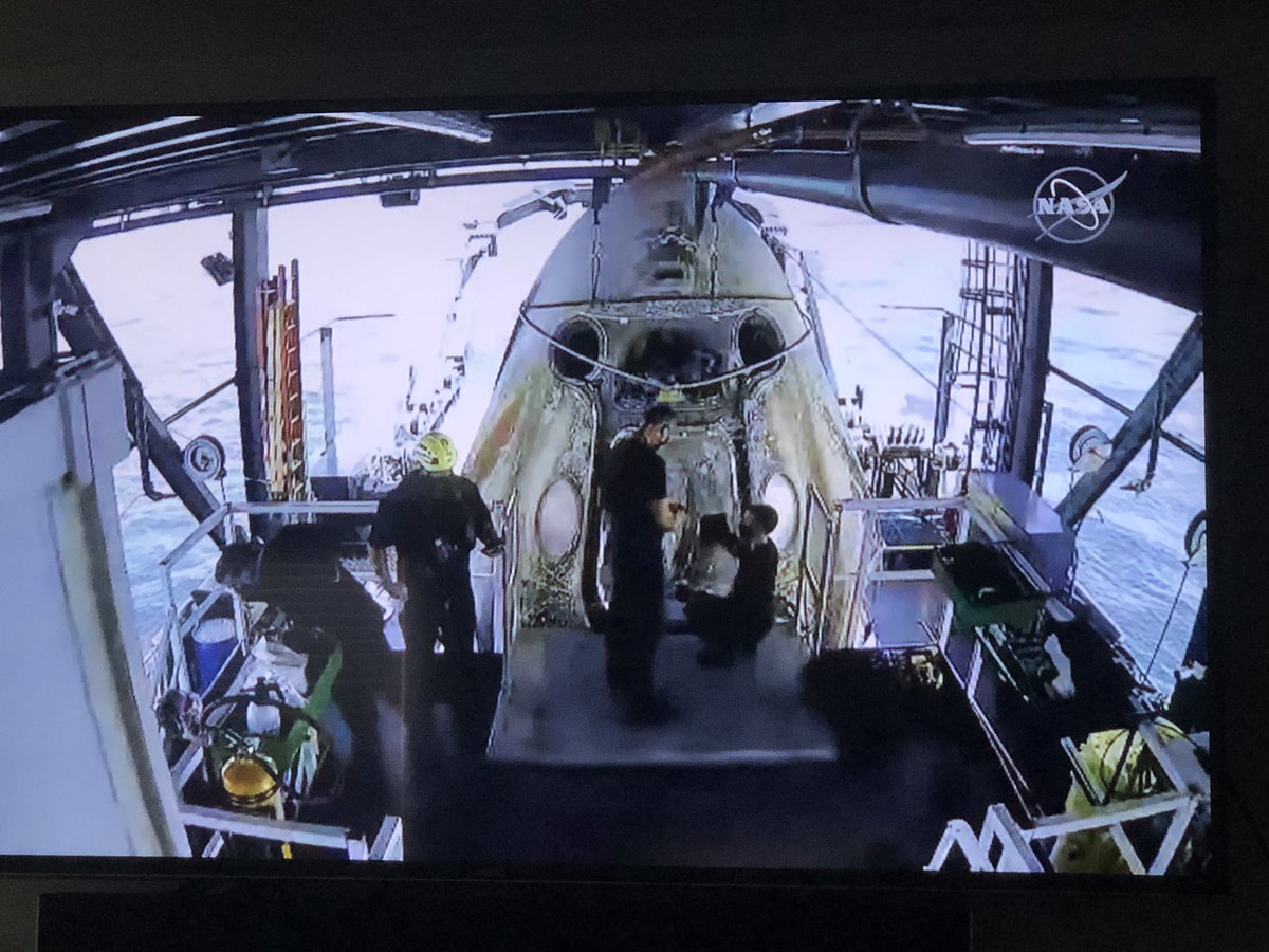 Welcome Home Bob and Doug! Literally...all I can see here is a big #porg 😂😂