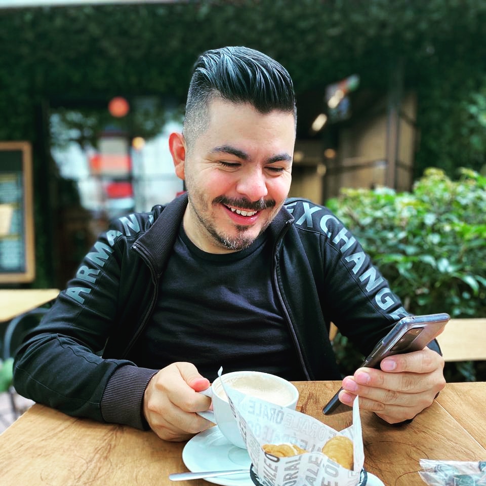 mazcortes's tweet photo. Las buenas noticias llegan cuando menos te lo esperas! #workingonasunday
📷 de @andycortina_s
#workinglad #directorslife #directorsjourney #artist #cuarentenacreativa #workingbrunch #team #quaranteam #funnylad #artisticdirector #newproject #CUU #CDMX https://t.co/taa0rEEt0d