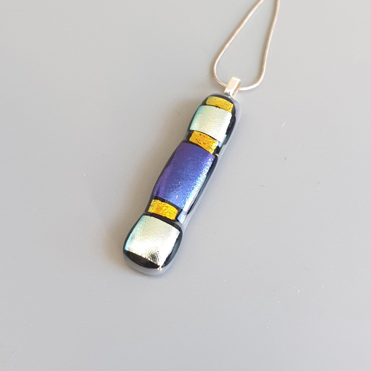 MaisyPlum2's tweet photo. Silver and Purple Dichroic Fused Glass Pendant https://t.co/wFnWQ8SE9k ##StandWithSmall #OlineshopRT #EtsyUK ##LondonisLovinit #HandmadeHour #RectanglePendant https://t.co/3TLsStwF3i